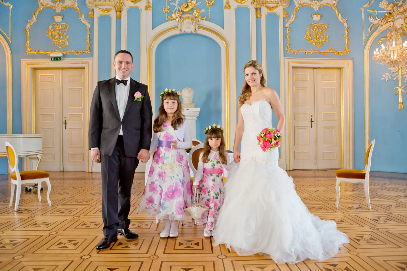 Nora und Markus mit den Blumenkindern – Hochzeit auf Schloss Sondershausen