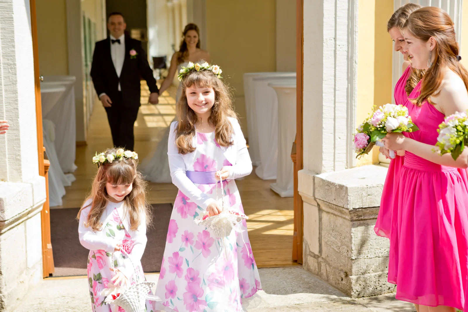 Blumenkinder beim Auszug aus dem Trausaal – Hochzeit auf Schloss Sondershausen