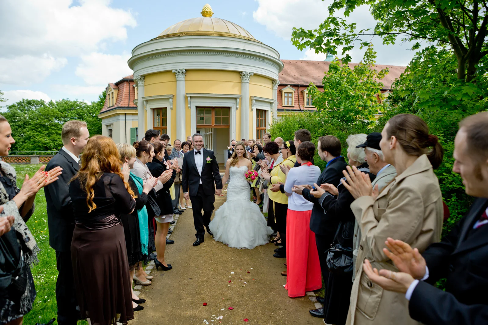 Die Gäste begrüßen das frisch vermählte Paar – Hochzeit auf Schloss Sondershausen
