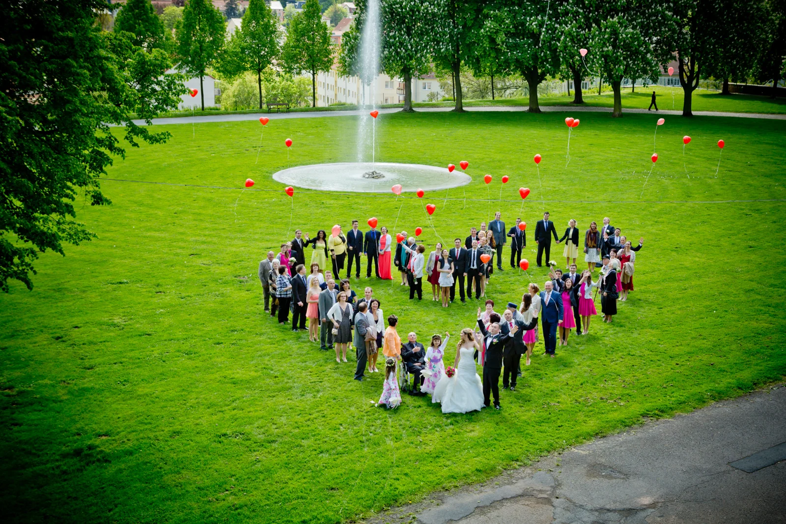 Ein Gruppenbild der Hochzeitsgesellschaft im Schlosspark – Hochzeit auf Schloss Sondershausen
