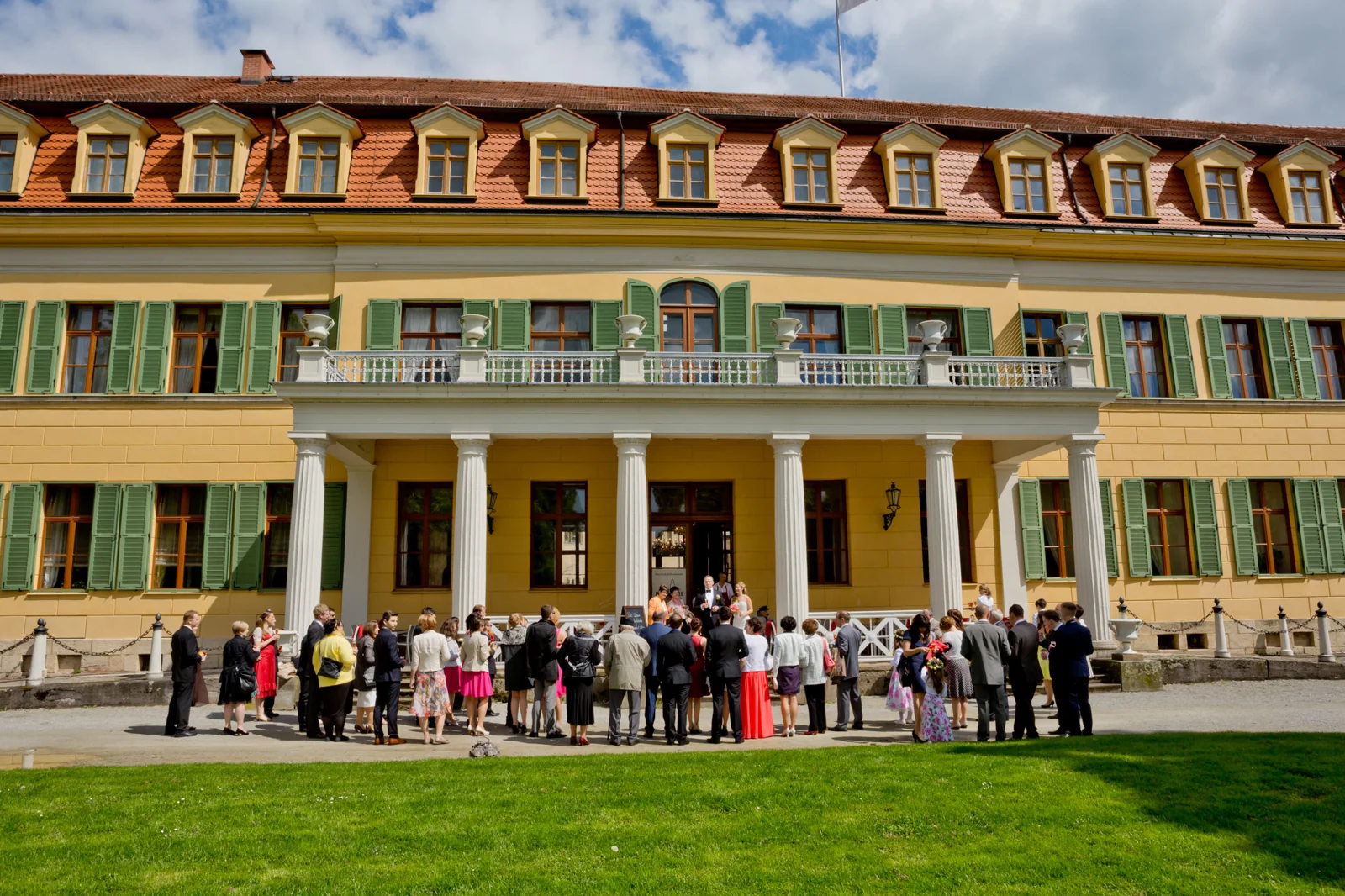 Die Hochzeitsgesellschaft vor dem Schloss – Hochzeit auf Schloss Sondershausen