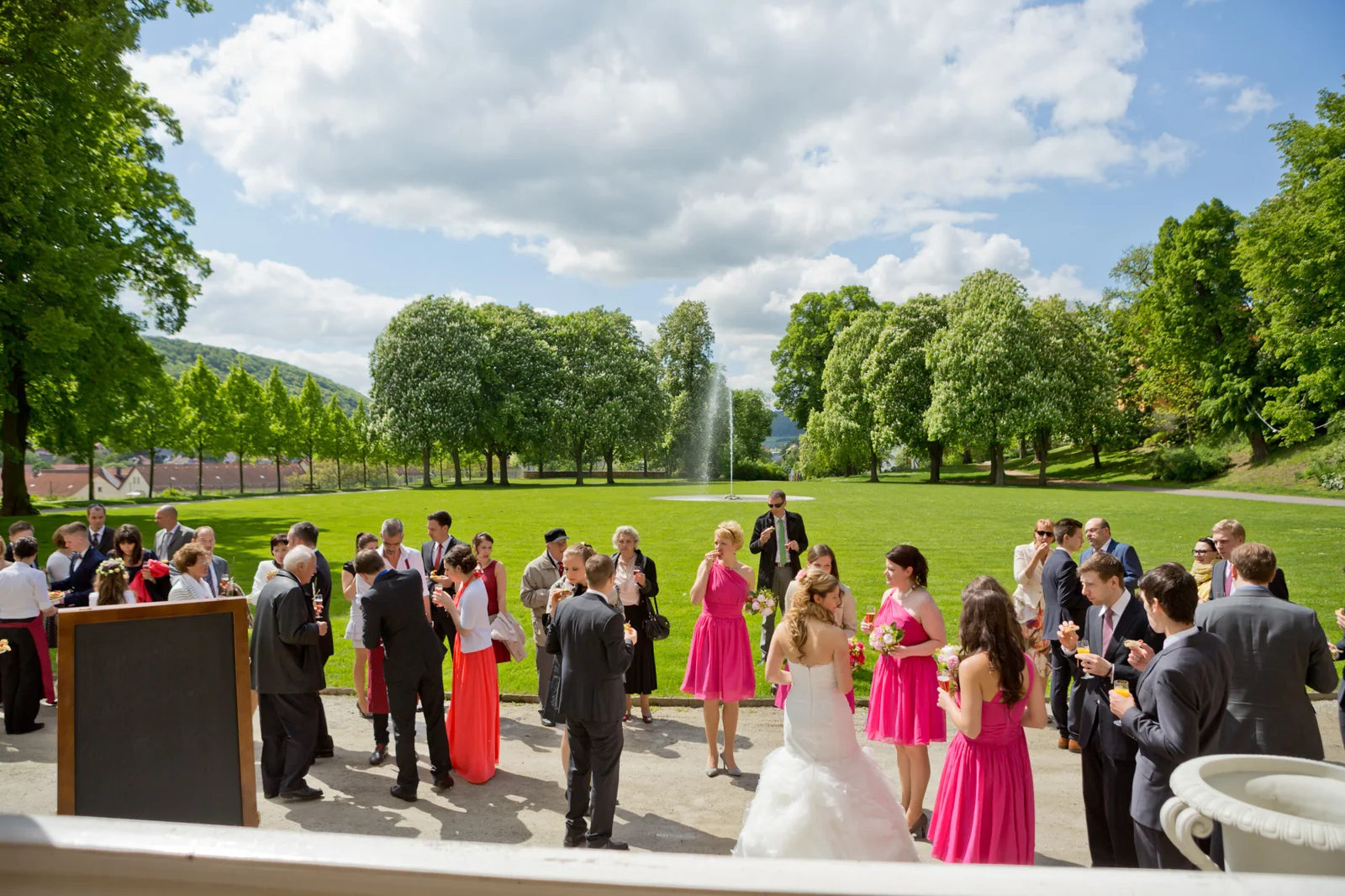 Gäste beim Empfang im Freien – Hochzeit auf Schloss Sondershausen