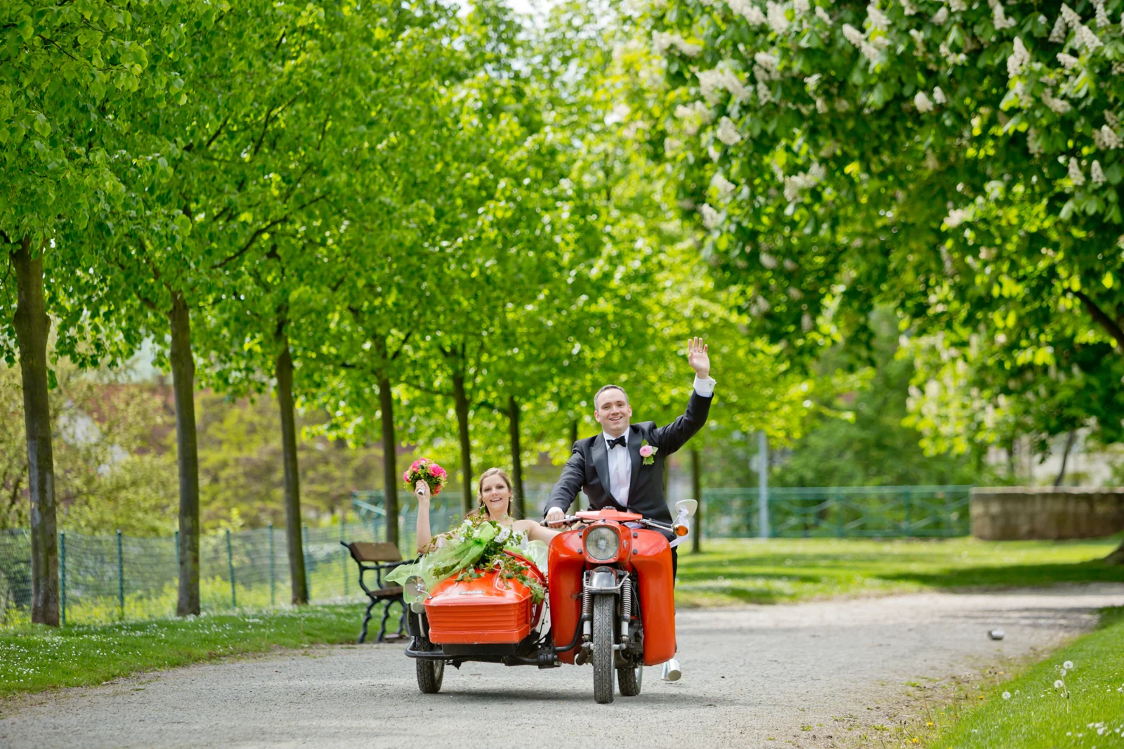 Das orange Hochzeitsmotorrad mit Beiwagen – Hochzeit auf Schloss Sondershausen