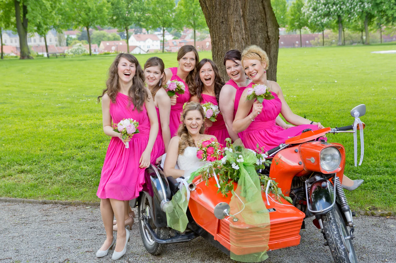 Nora und ihre Freundinnen am Hochzeitsmotorrad – Hochzeit auf Schloss Sondershausen