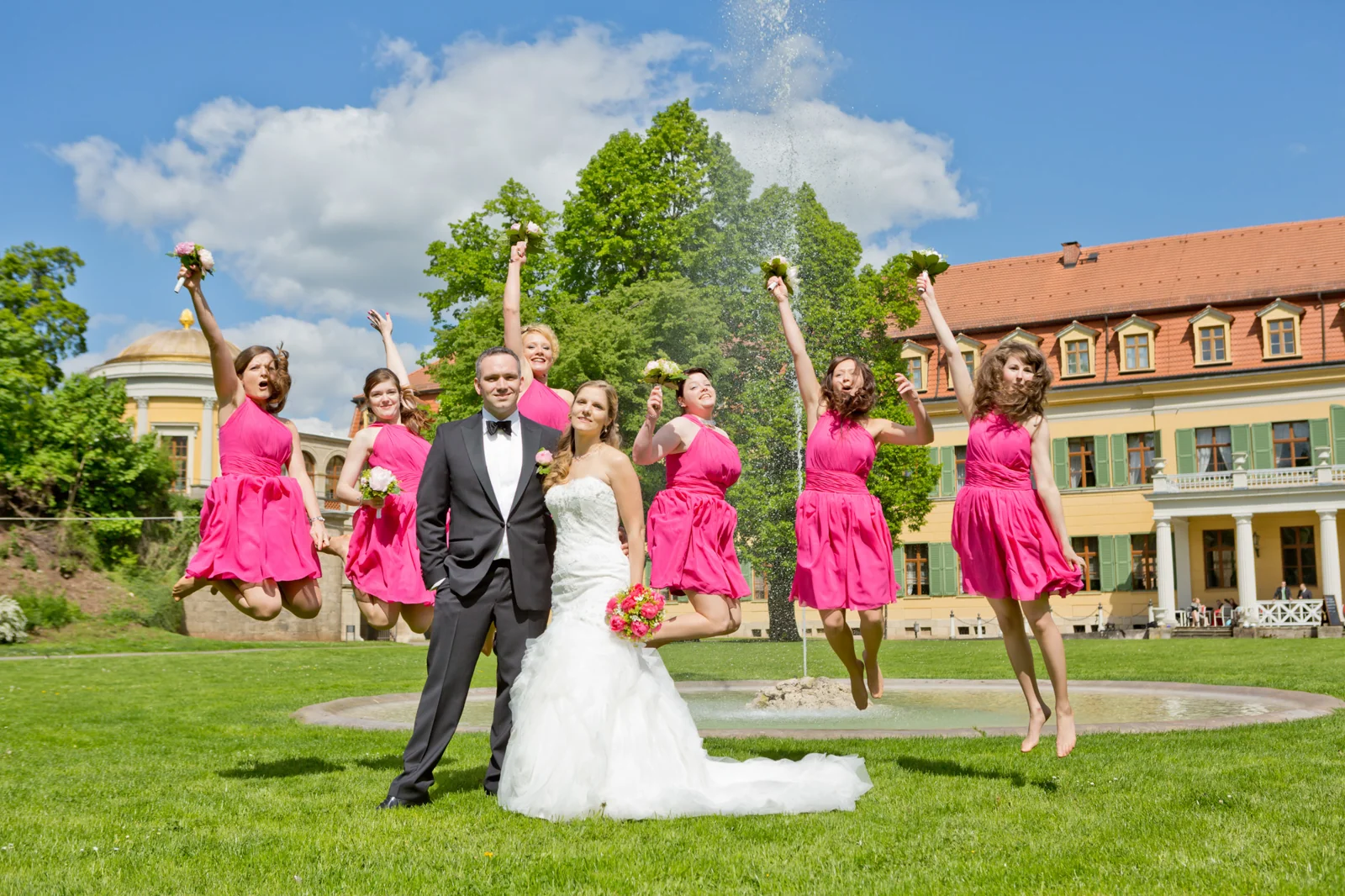 Das Brautpaar mit den Freundinnen in Pink – Hochzeit auf Schloss Sondershausen