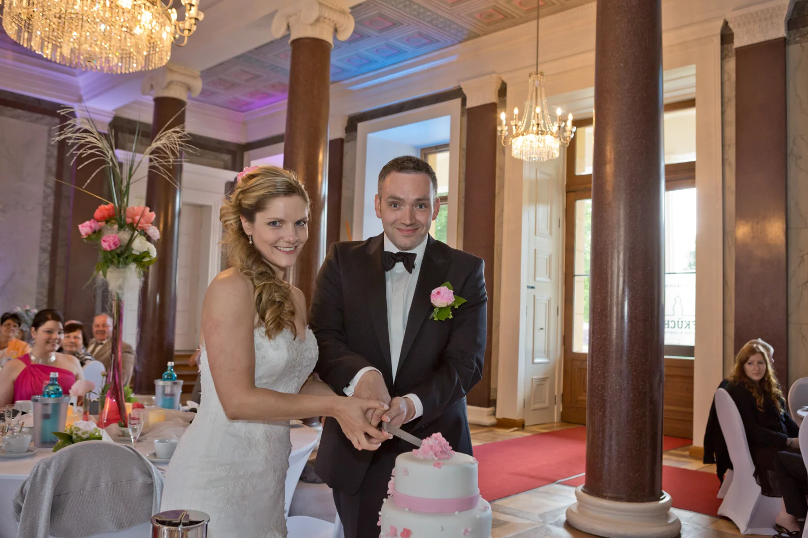 Nora und Markus schneiden gemeinsam die Hochzeitstorte an – Hochzeit auf Schloss Sondershausen