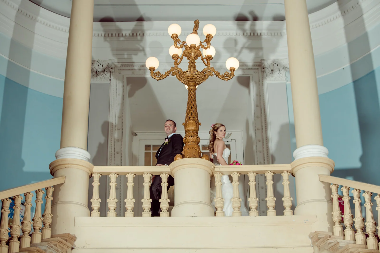Das Brautpaar an der Galerie im Schloss – Hochzeit auf Schloss Sondershausen