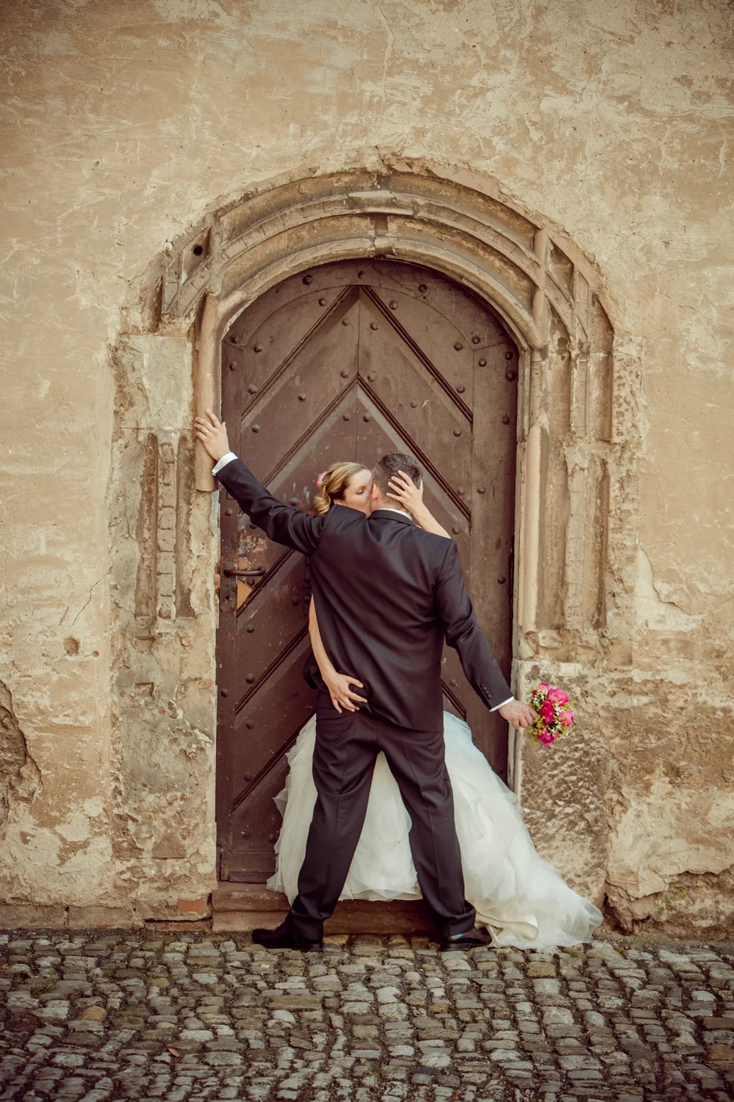 Ein spielerischer Moment an der historischen Schlosstür – Hochzeit auf Schloss Sondershausen