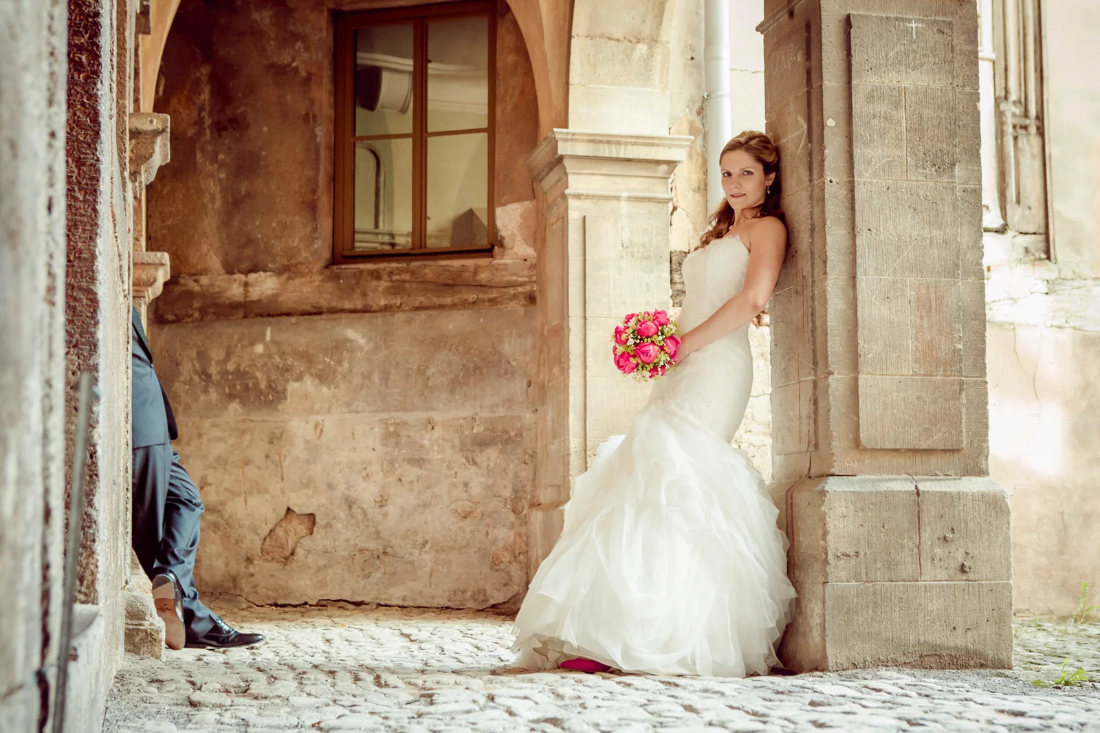 Nora im Hochzeitskleid vor der Schlossfassade – Hochzeit auf Schloss Sondershausen