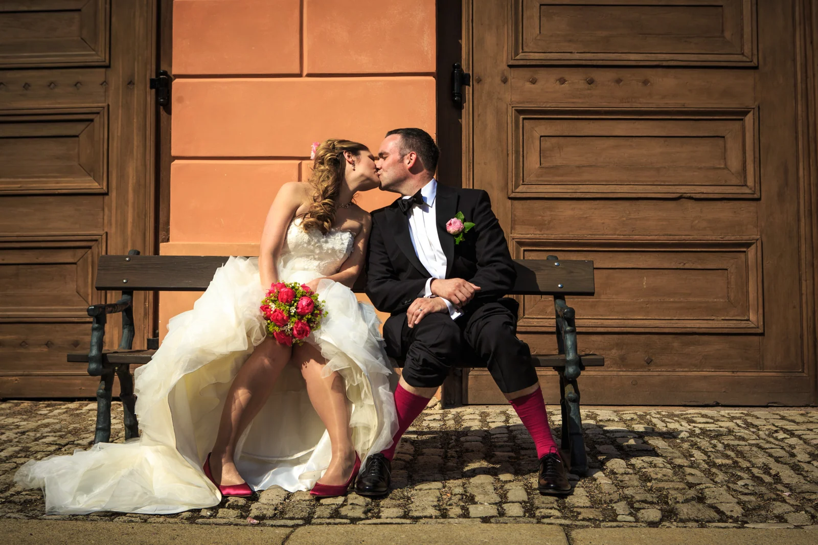 Ein Kuss vor dem großen Schlossportal – Hochzeit auf Schloss Sondershausen