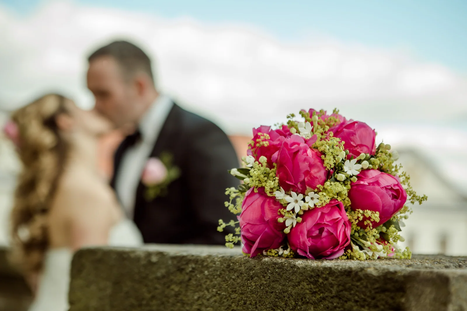 Der pinke Brautstrauß im Mittelpunkt – Hochzeit auf Schloss Sondershausen