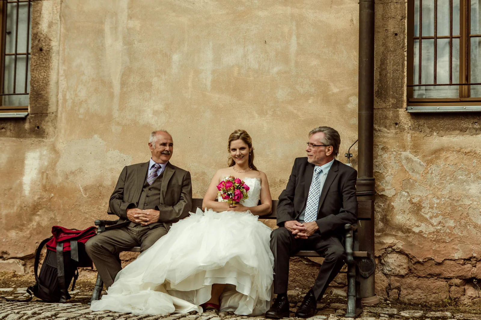 Nora mit Hochzeitsgästen vor dem Schloss – Hochzeit auf Schloss Sondershausen