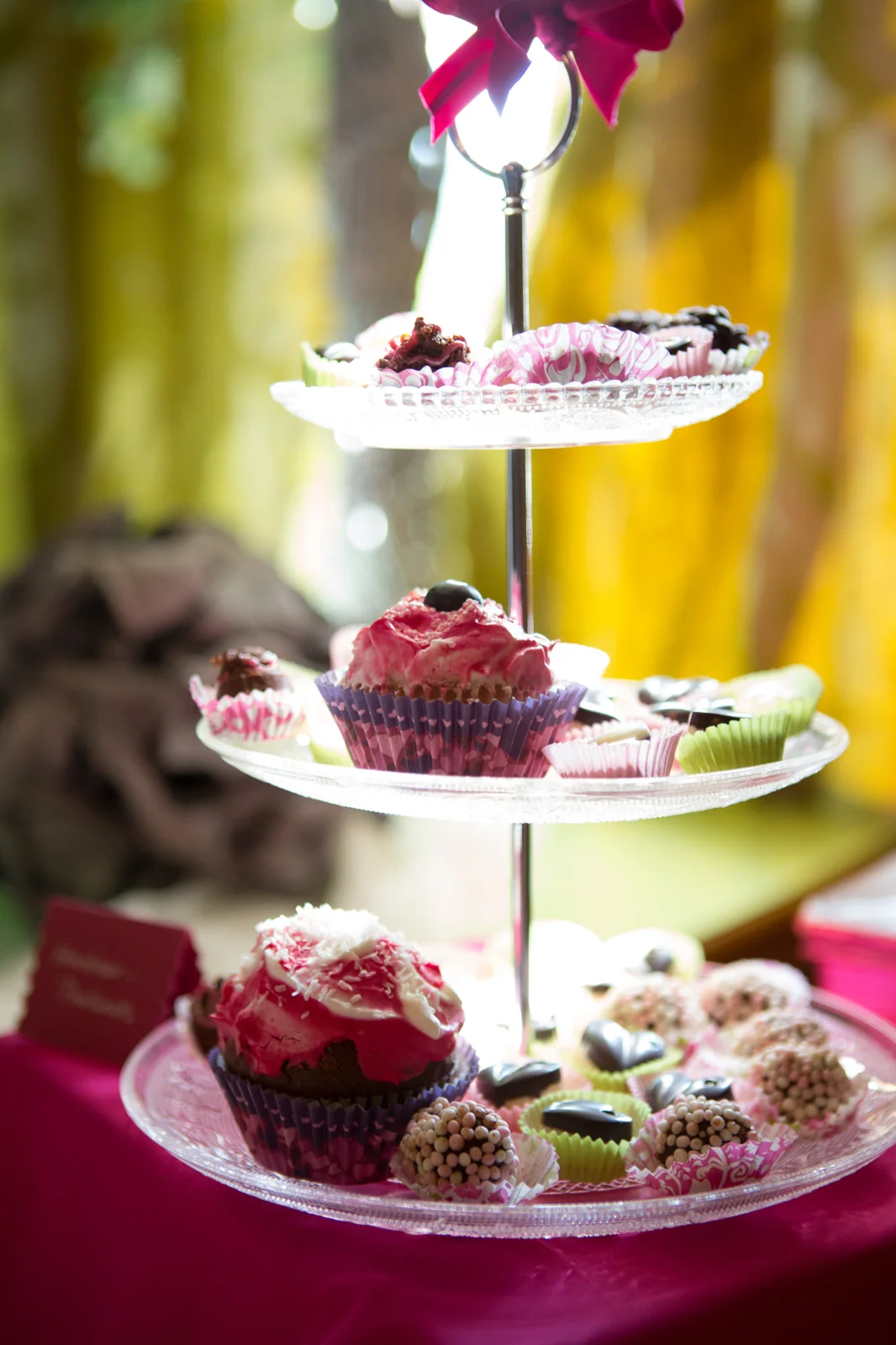 Eine Etagere mit kleinen Kuchen und Gebäck – Hochzeit auf Schloss Sondershausen