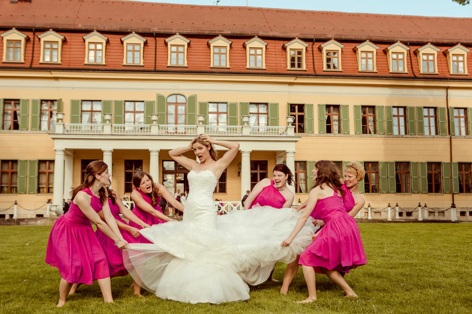 Nora mit ihren Freundinnen auf der Wiese – Hochzeit auf Schloss Sondershausen