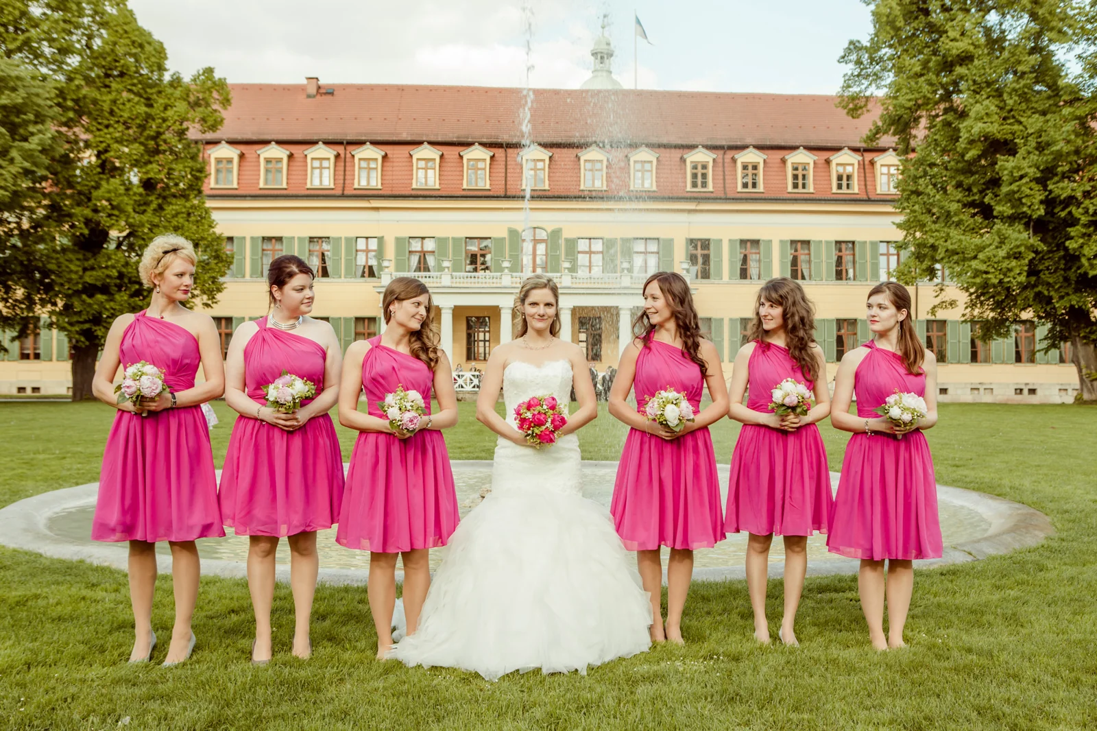 Das Brautpaar inmitten der pink gekleideten Freundinnen – Hochzeit auf Schloss Sondershausen