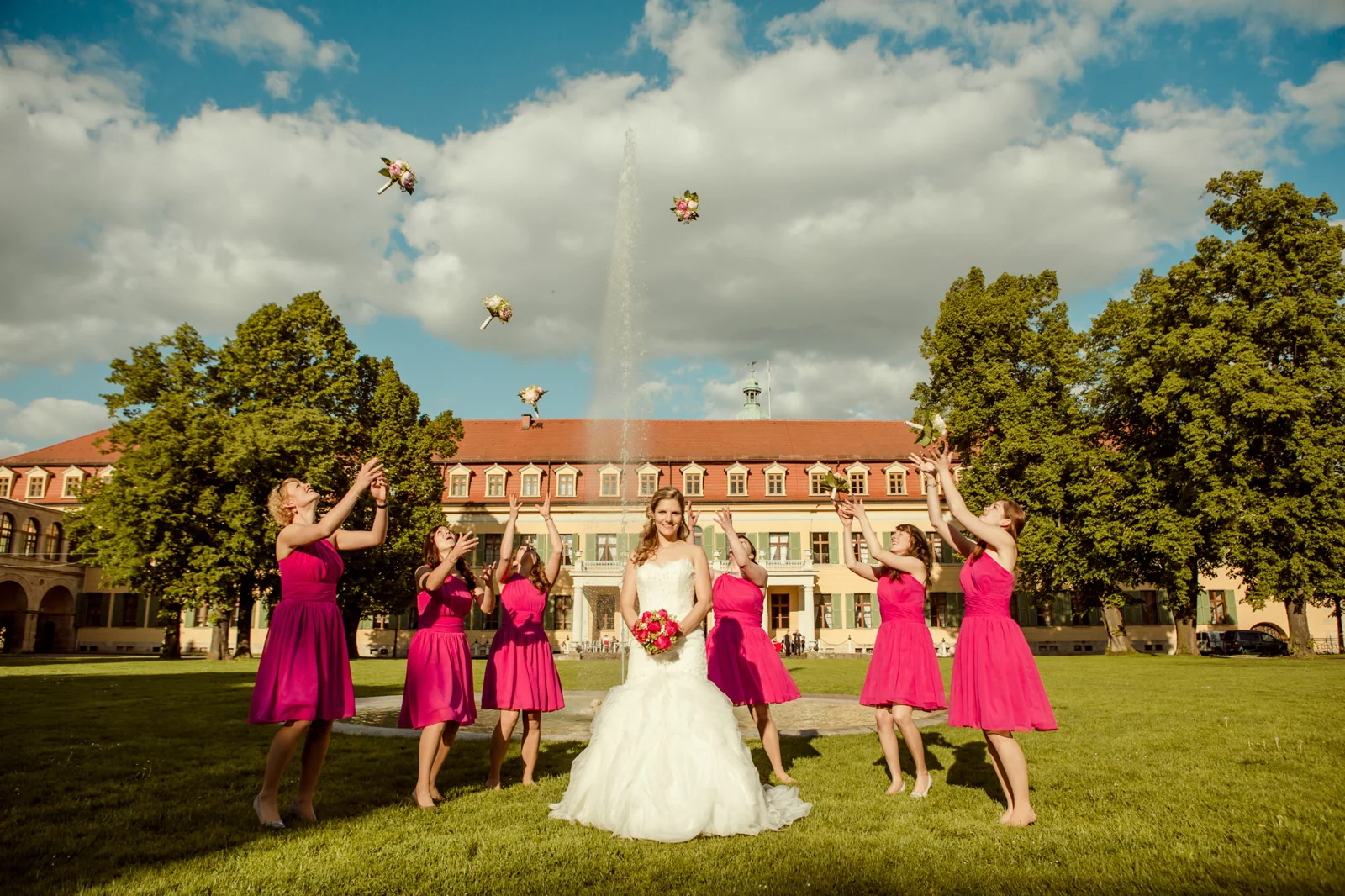 Ausgelassene Gruppenbilder im Schlosspark – Hochzeit auf Schloss Sondershausen