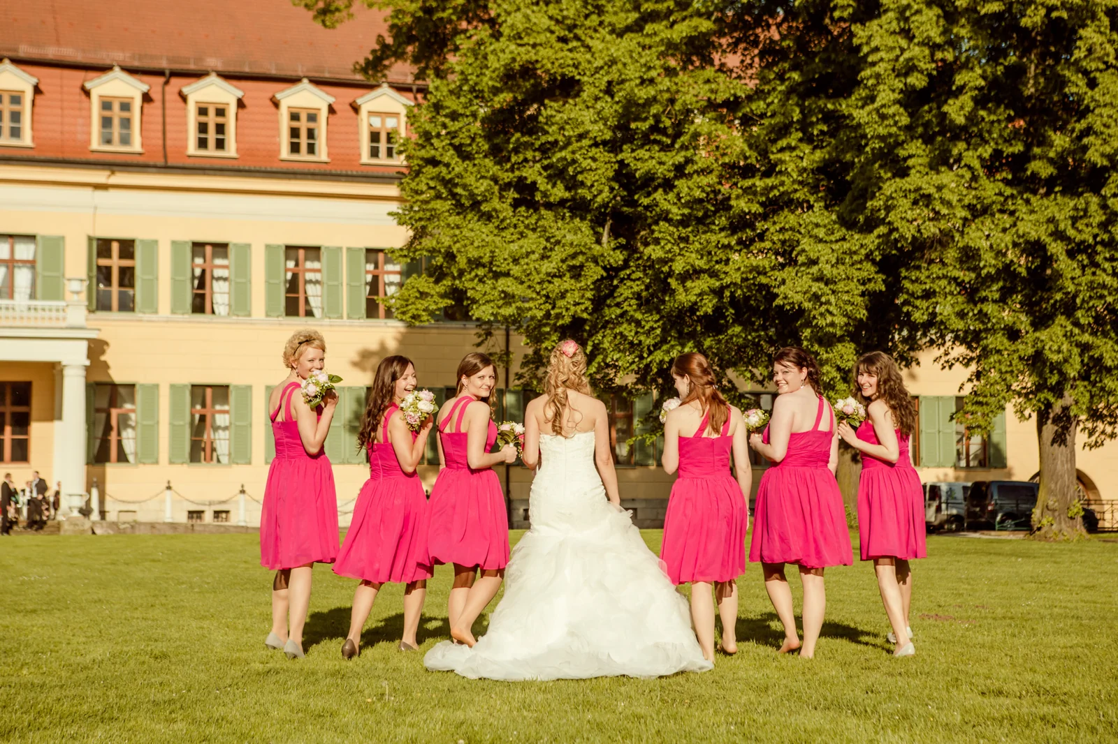 Nora und ihre Freundinnen feiern vor dem Schloss – Hochzeit auf Schloss Sondershausen