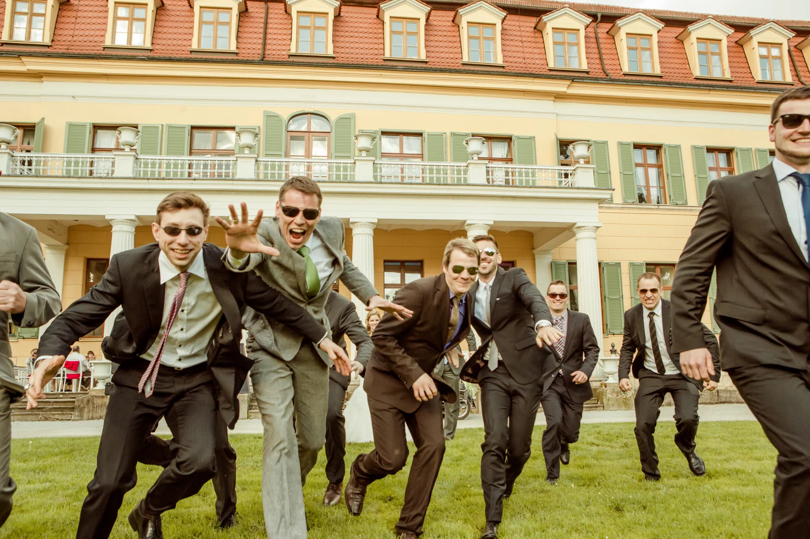 Markus und seine Begleiter beim gemeinsamen Sprung – Hochzeit auf Schloss Sondershausen
