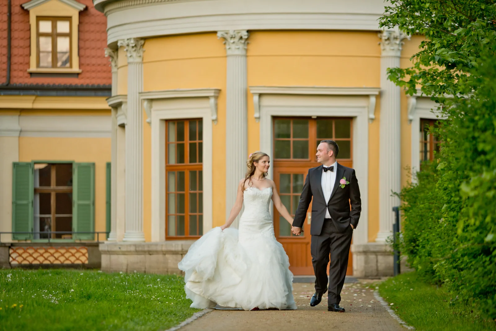 Nora und Markus vor dem gelben Schlossflügel – Hochzeit auf Schloss Sondershausen