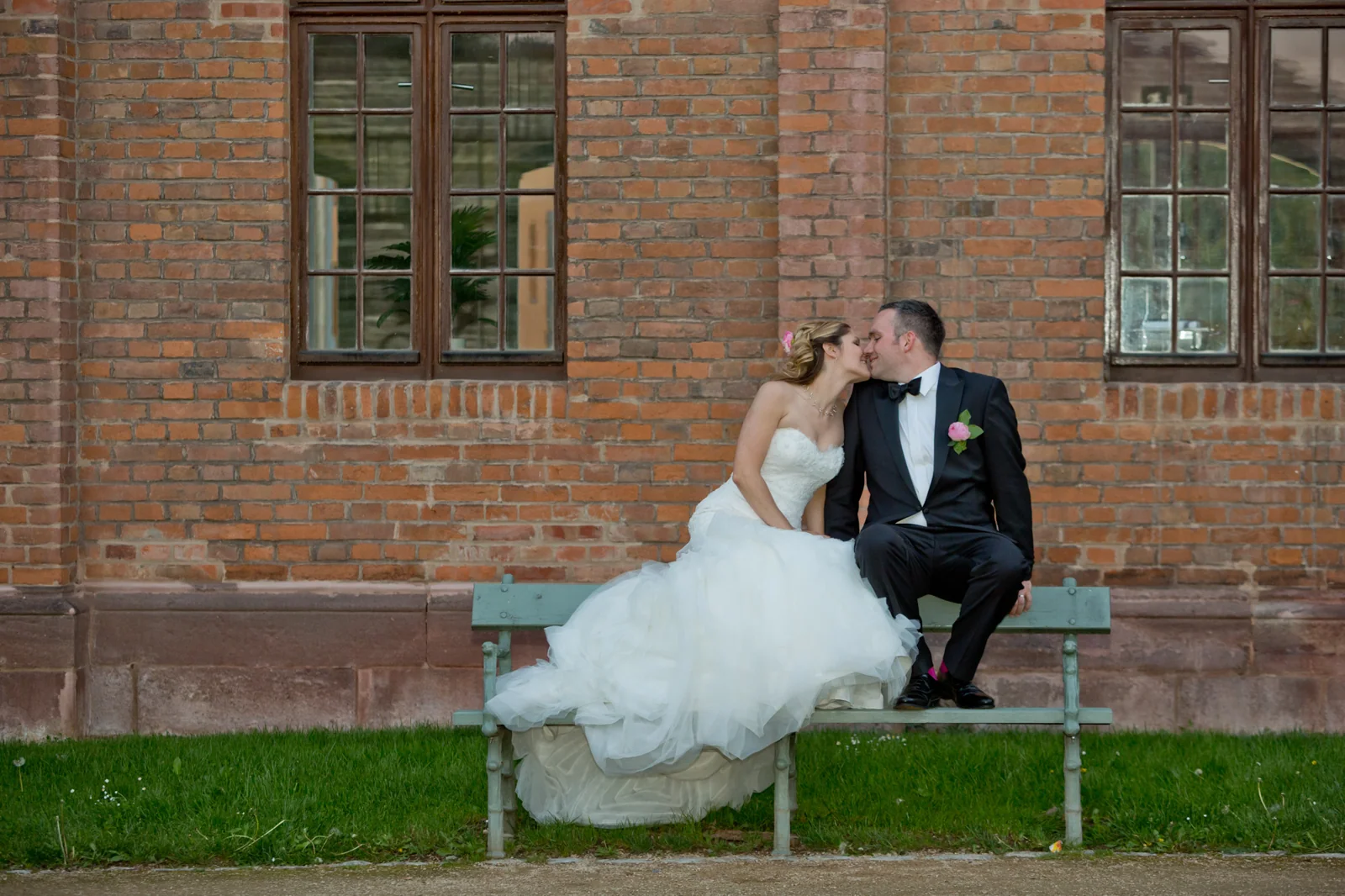 Ein ruhiger Paarmoment auf einer Bank – Hochzeit auf Schloss Sondershausen