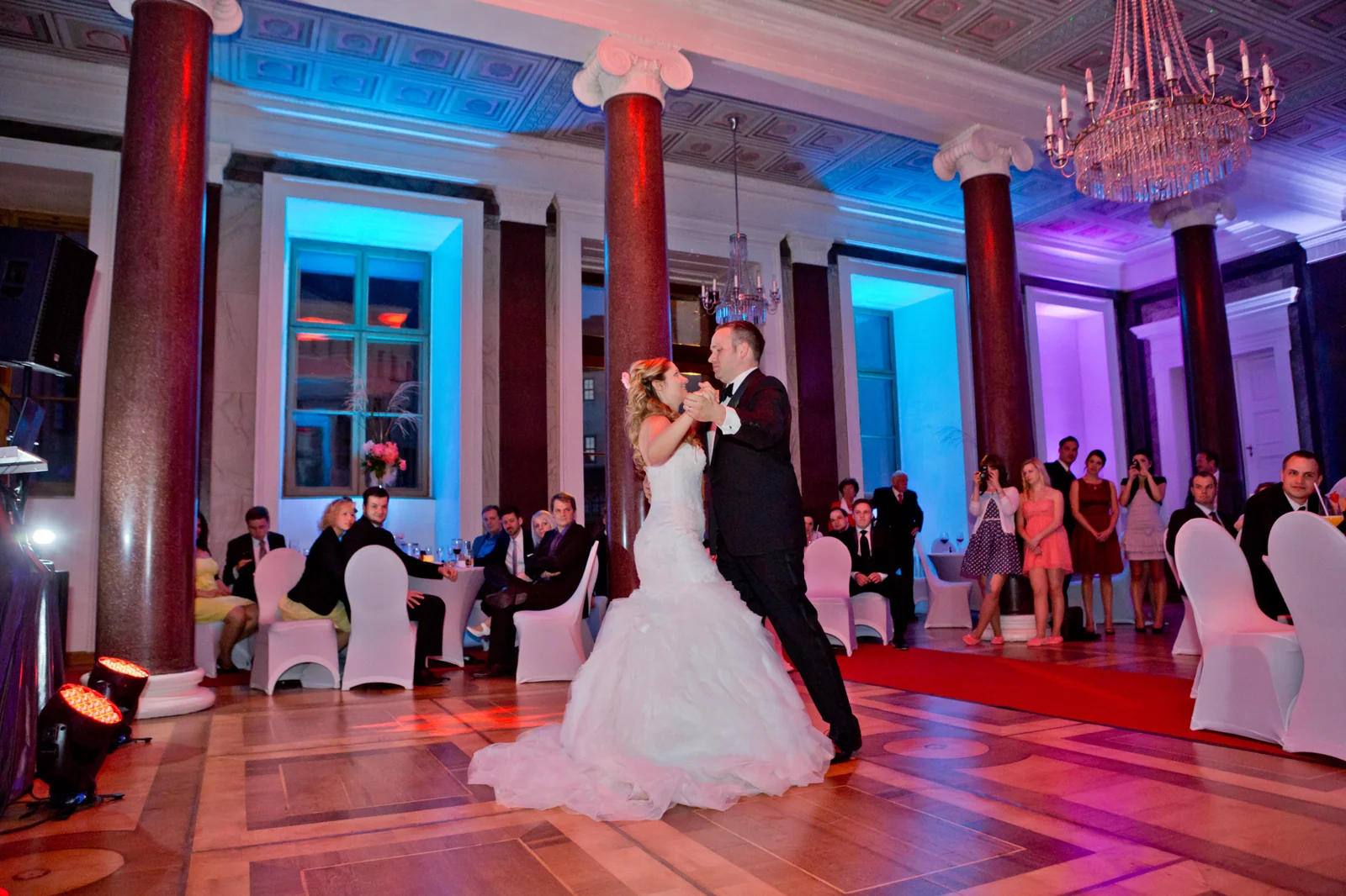 Der Hochzeitstanz im farbig beleuchteten Festsaal – Hochzeit auf Schloss Sondershausen