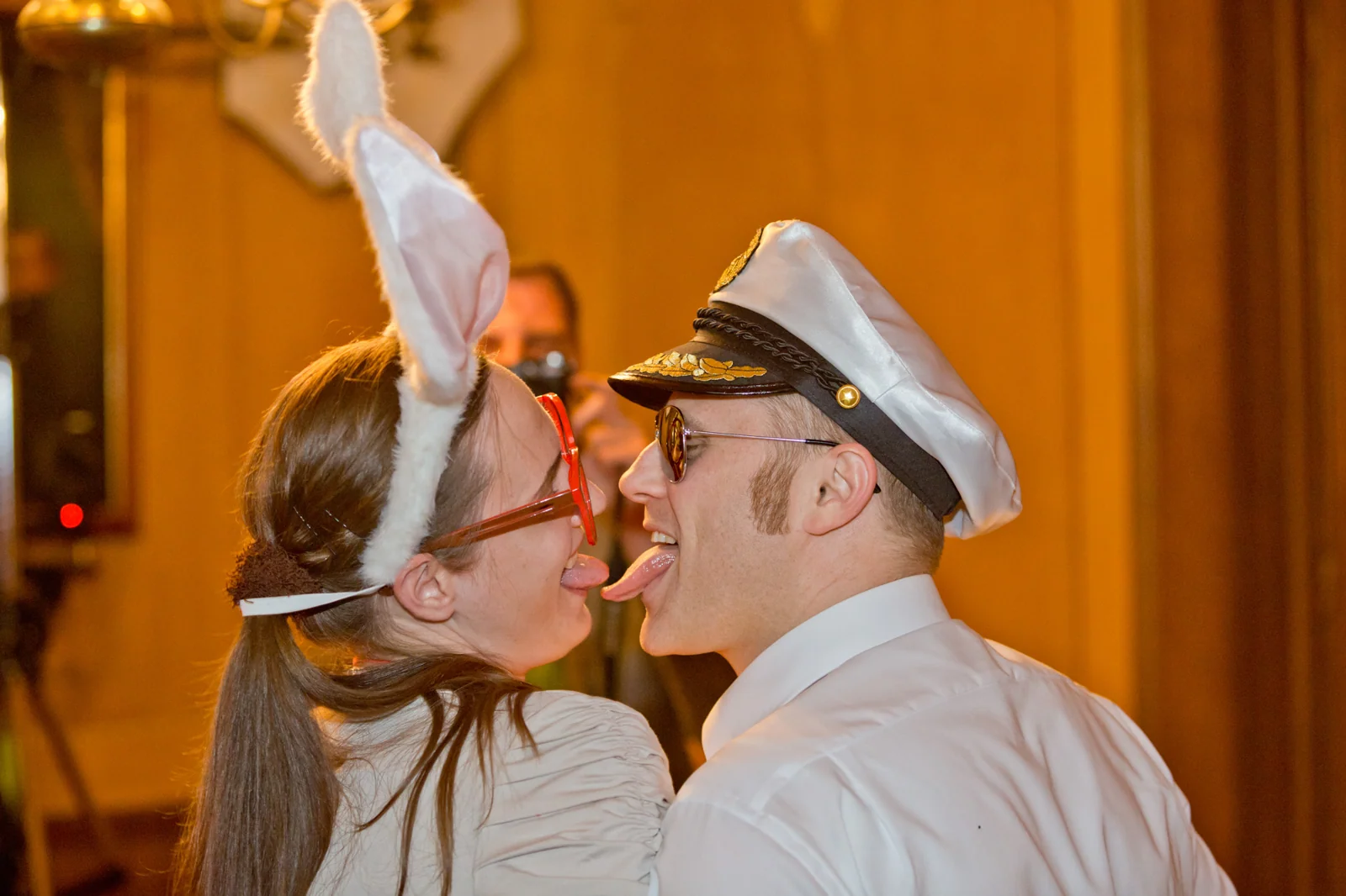 Nora und Markus mit witzigen Accessoires am Abend – Hochzeit auf Schloss Sondershausen