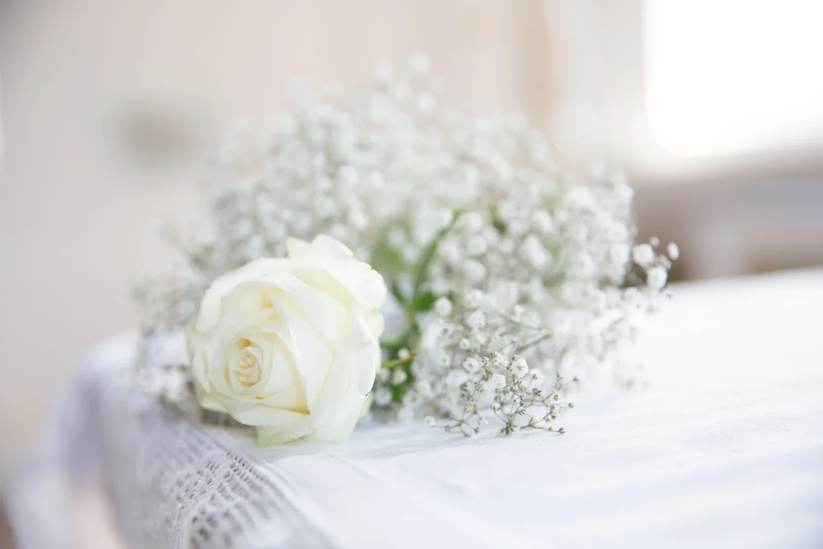 Weiße Rosen und Schleierkraut schmücken die Kirche – Hochzeit von Tanja und Dominick in Steinbach-Hallenberg
