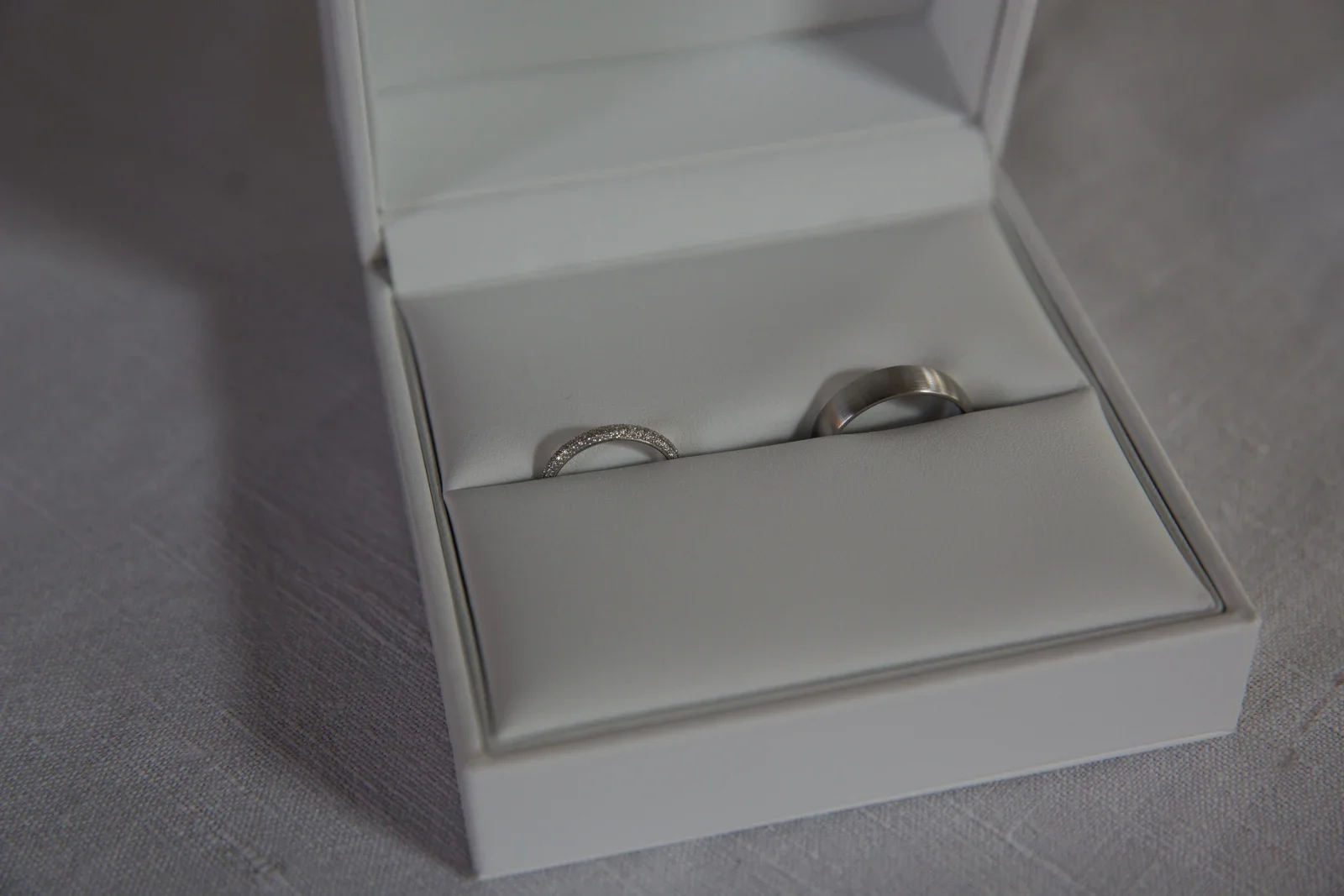 Die Eheringe liegen bereit – Hochzeit von Tanja und Dominick in Steinbach-Hallenberg