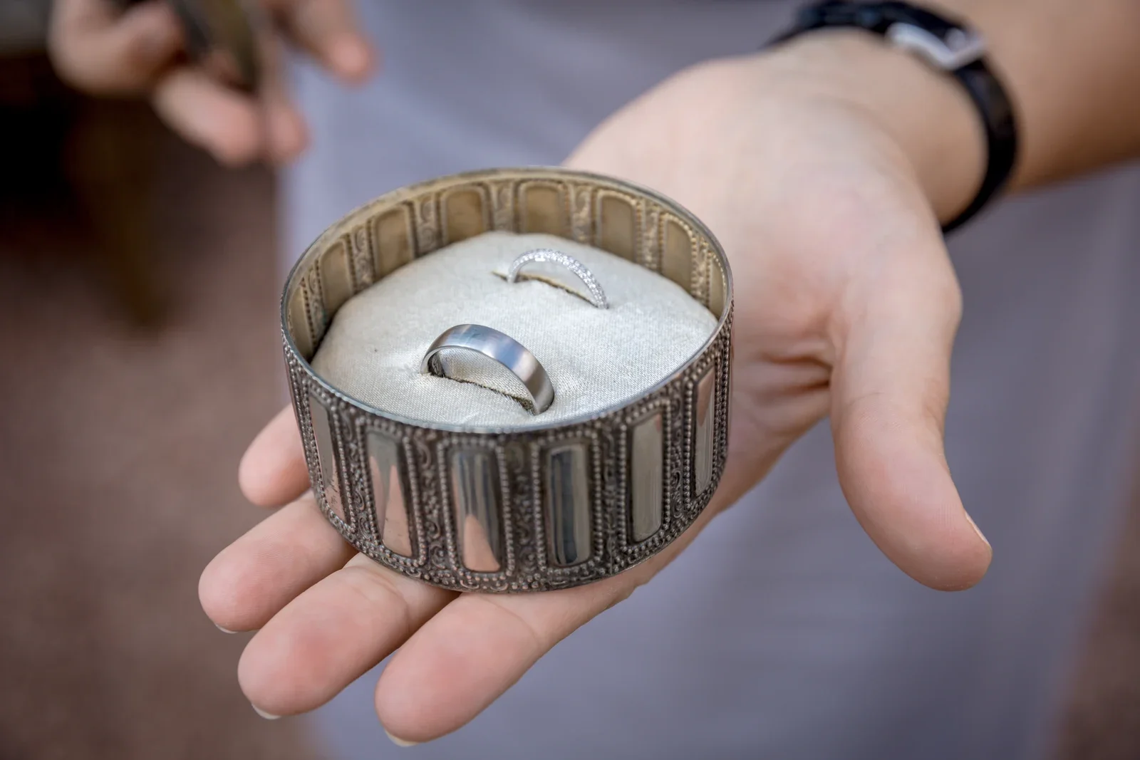Die Ringe werden vor der Trauung gut aufbewahrt – Hochzeit von Tanja und Dominick in Steinbach-Hallenberg