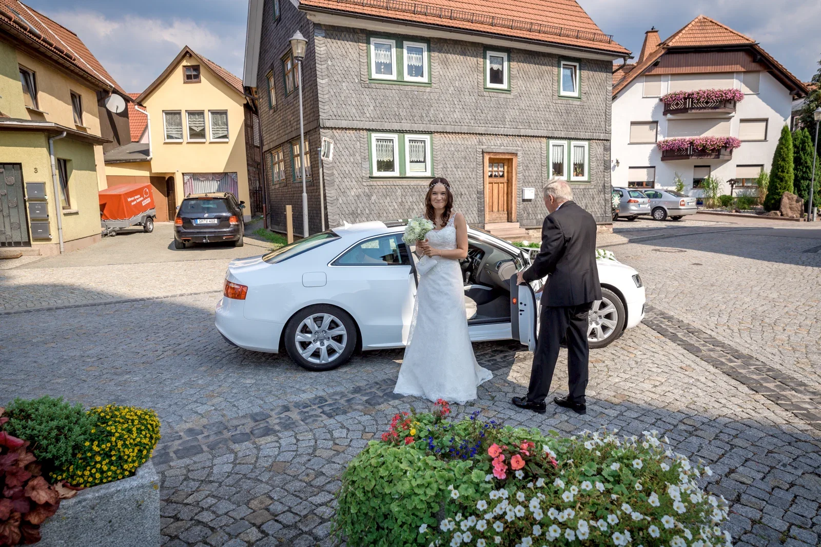 Tanja kommt vor der Kirche an – Hochzeit von Tanja und Dominick in Steinbach-Hallenberg