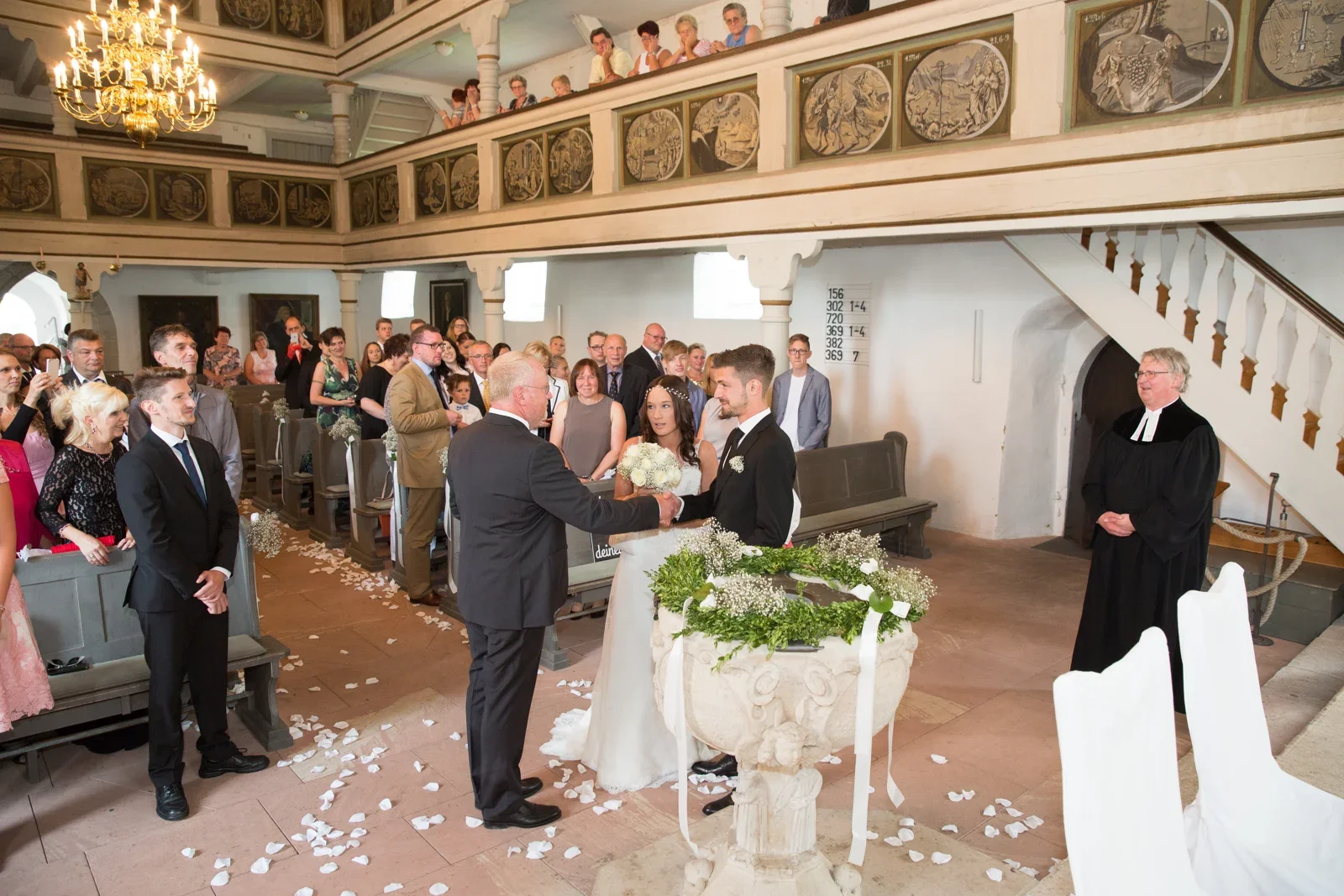 Einzug zur kirchlichen Trauung – Hochzeit von Tanja und Dominick in Steinbach-Hallenberg