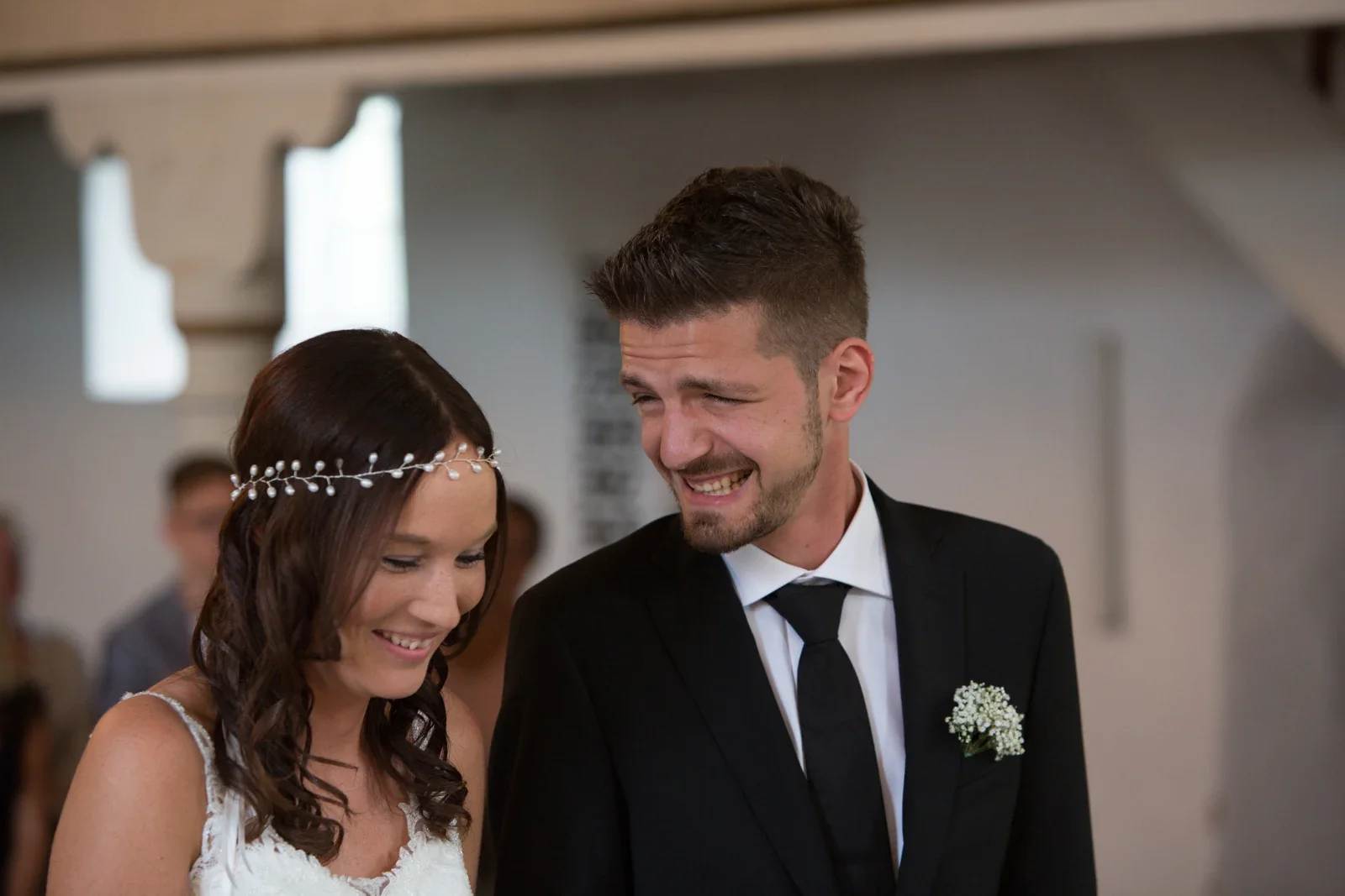 Ein gemeinsames Lächeln in der Kirche – Hochzeit von Tanja und Dominick in Steinbach-Hallenberg