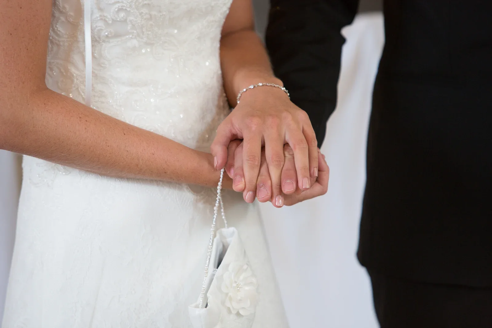 Tanjas Hände und ihr Brautstrauß – Hochzeit von Tanja und Dominick in Steinbach-Hallenberg