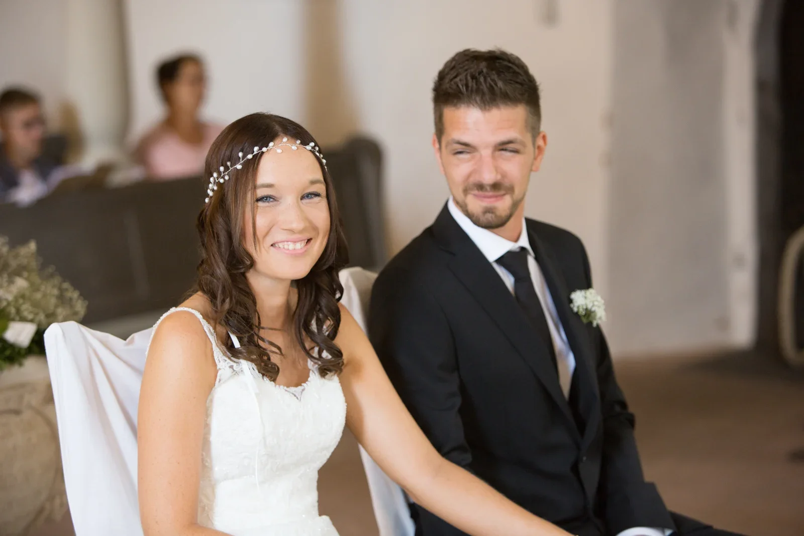 Tanja und Dominick während des Gottesdienstes – Hochzeit von Tanja und Dominick in Steinbach-Hallenberg