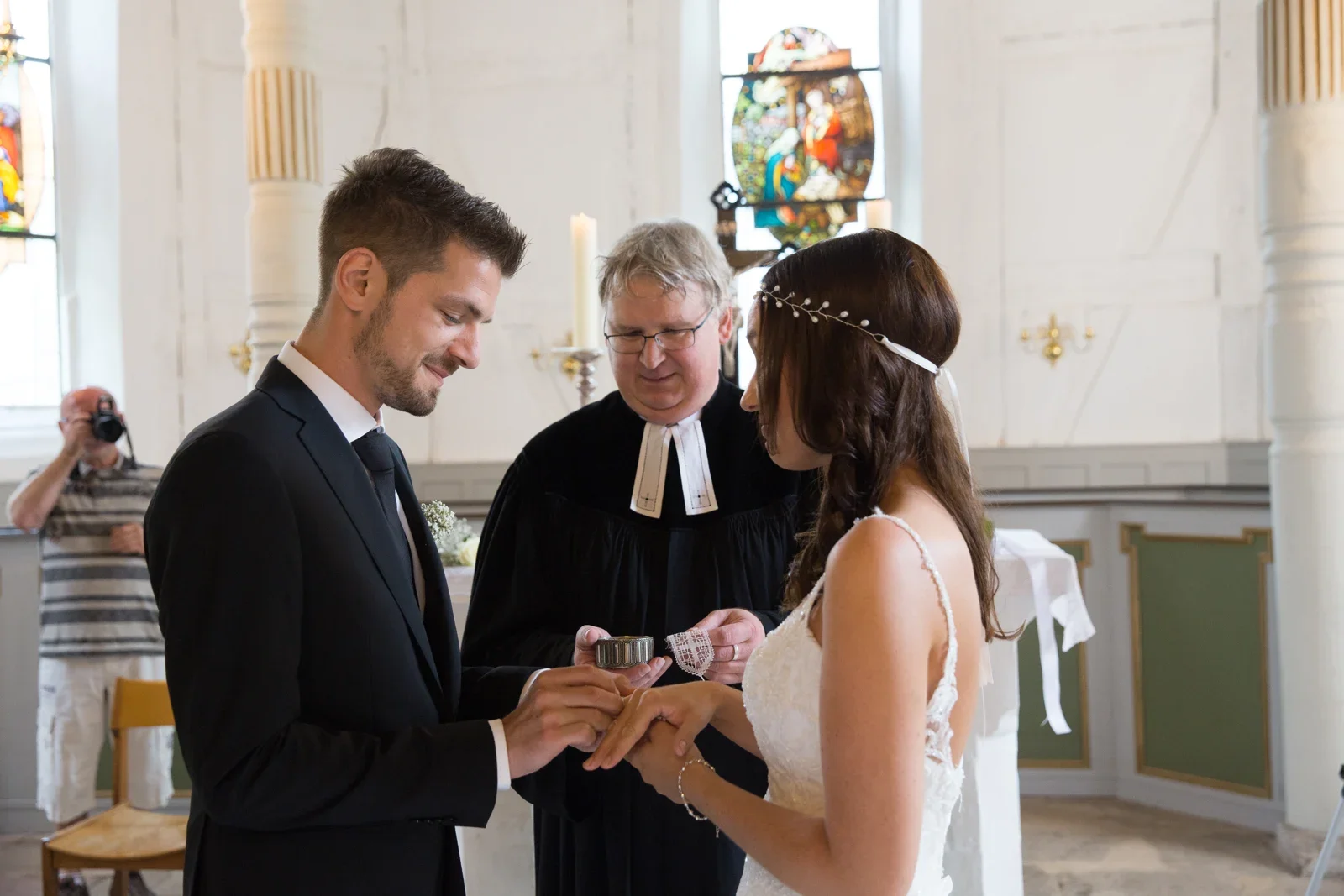 Der Ringwechsel vor dem Altar – Hochzeit von Tanja und Dominick in Steinbach-Hallenberg
