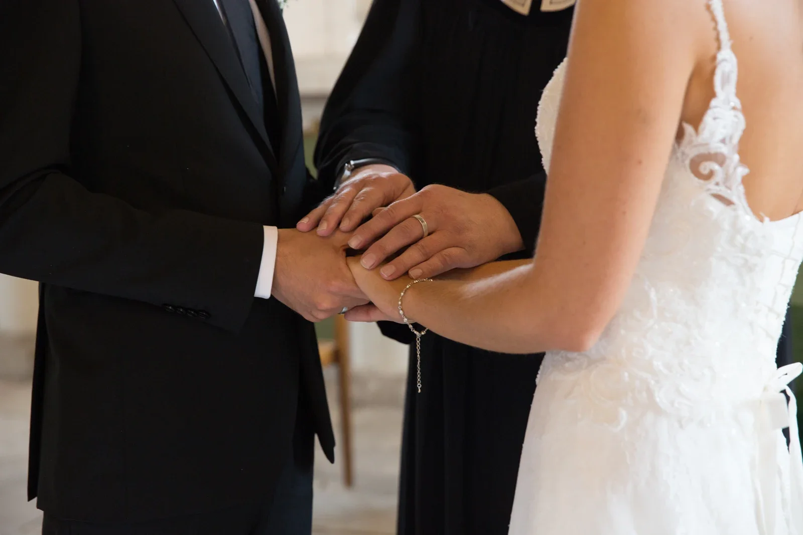 Die Hände liegen ineinander – Hochzeit von Tanja und Dominick in Steinbach-Hallenberg
