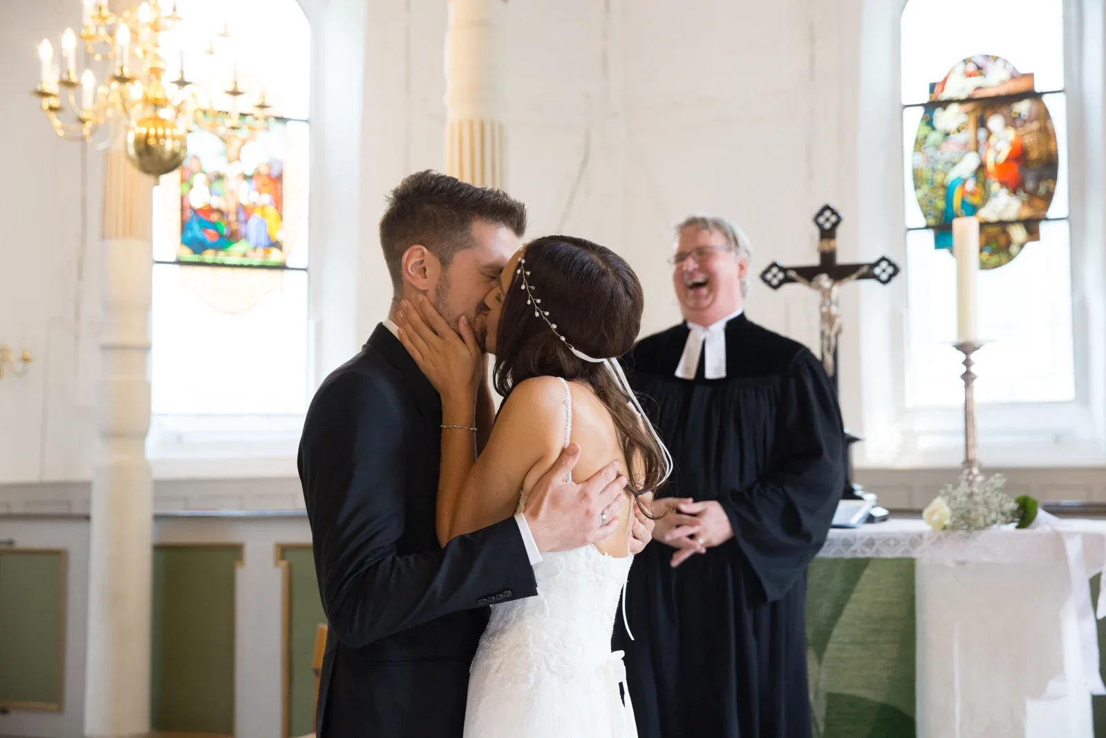 Ein Kuss während der kirchlichen Trauung – Hochzeit von Tanja und Dominick in Steinbach-Hallenberg