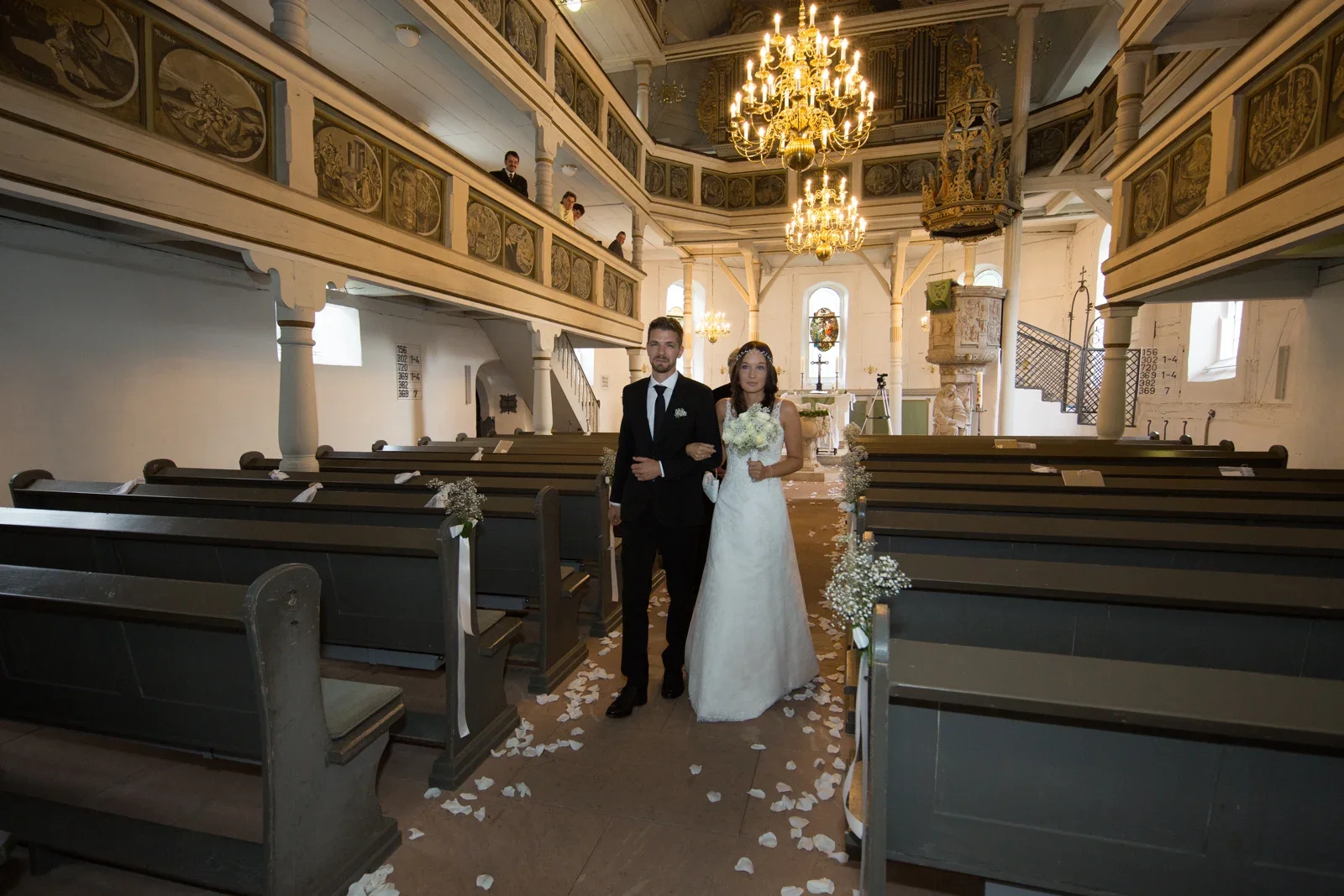 Gemeinsamer Auszug aus der Kirche – Hochzeit von Tanja und Dominick in Steinbach-Hallenberg