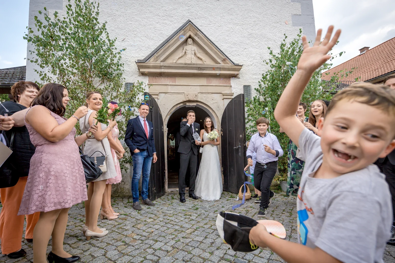 Fröhlicher Empfang vor der Kirche – Hochzeit von Tanja und Dominick in Steinbach-Hallenberg