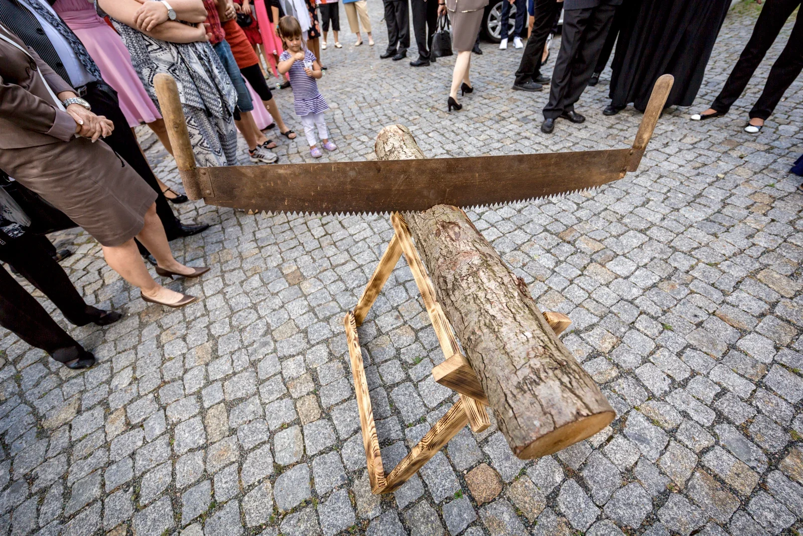 Gemeinsam den Baumstamm zersägen – Hochzeit von Tanja und Dominick in Steinbach-Hallenberg