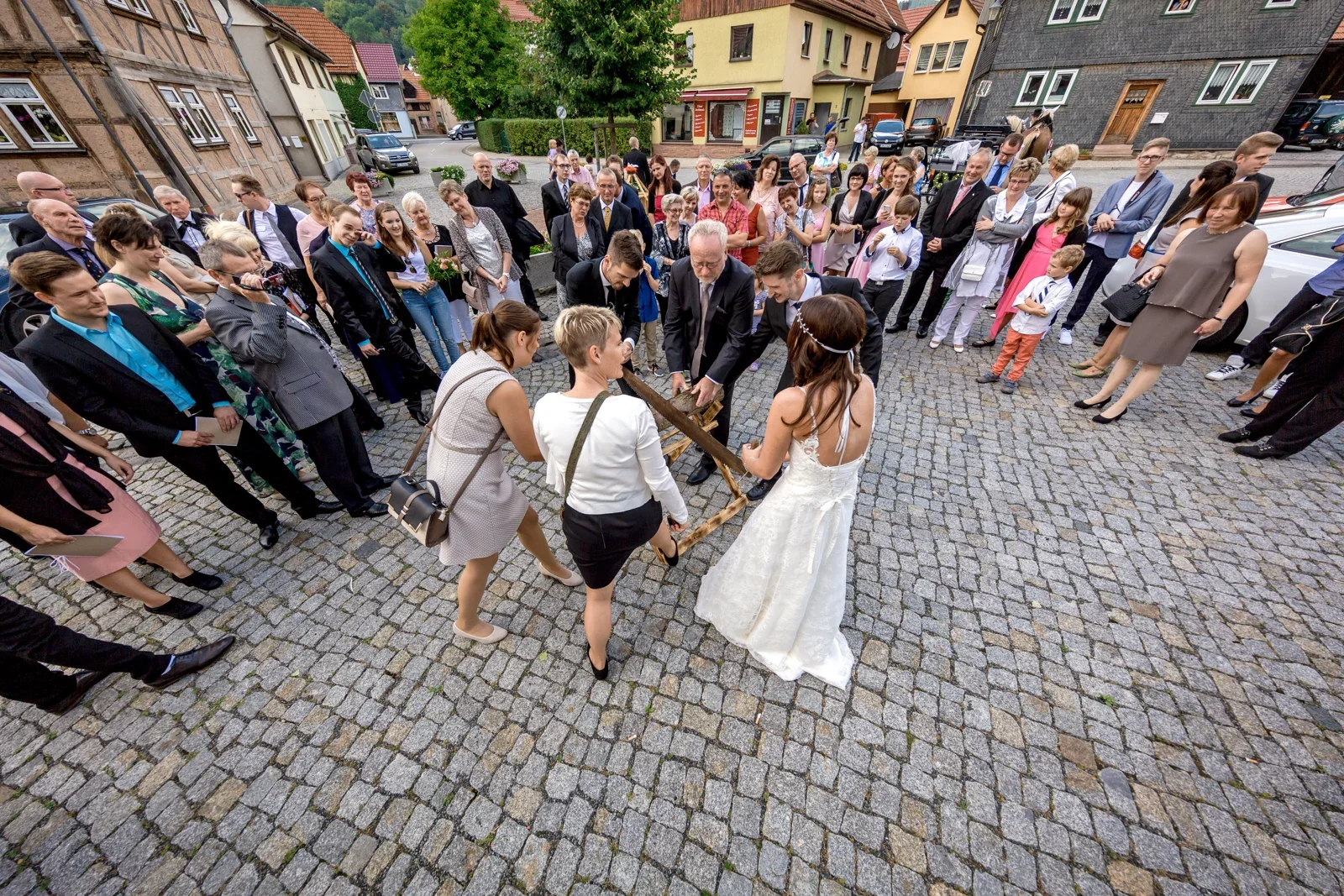 Tanja und Dominick inmitten ihrer Gäste – Hochzeit von Tanja und Dominick in Steinbach-Hallenberg
