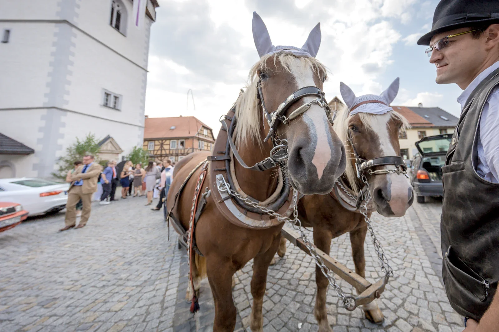 Die Pferde für die Kutschfahrt warten schon – Hochzeit von Tanja und Dominick in Steinbach-Hallenberg