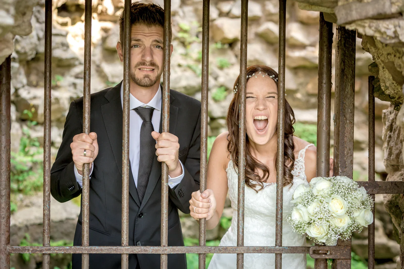 Ein verspieltes Paarbild am alten Gitter – Hochzeit von Tanja und Dominick in Steinbach-Hallenberg