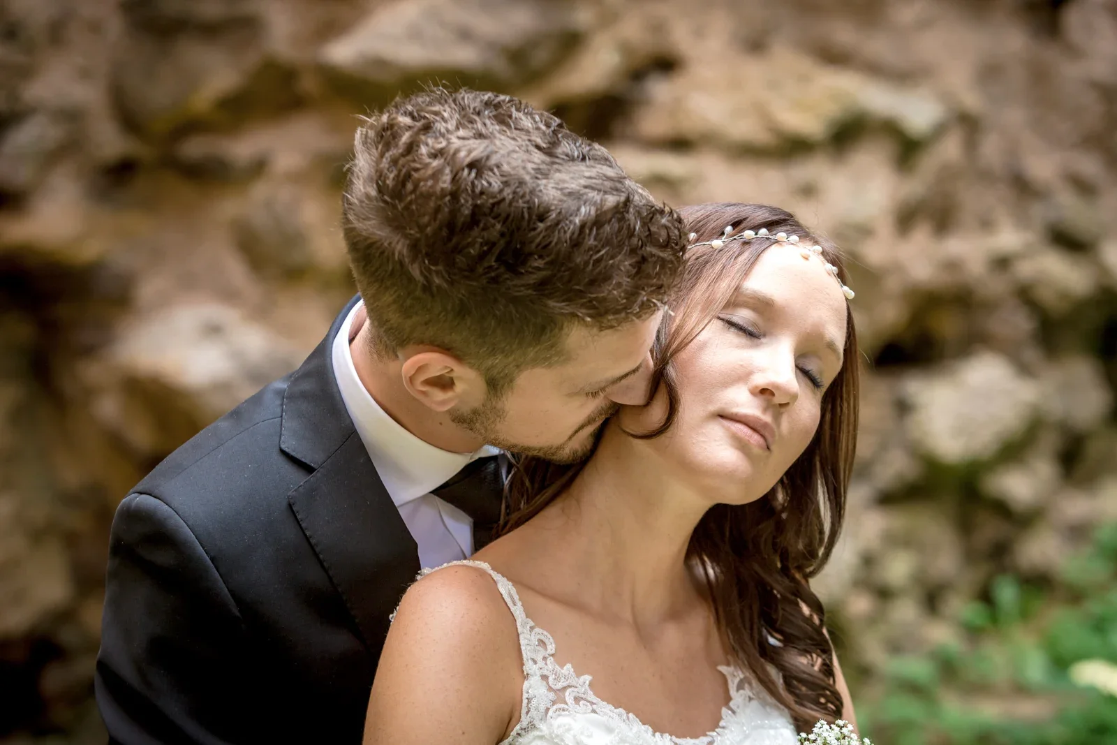 Ein Kuss an Tanjas Hals – Hochzeit von Tanja und Dominick in Steinbach-Hallenberg