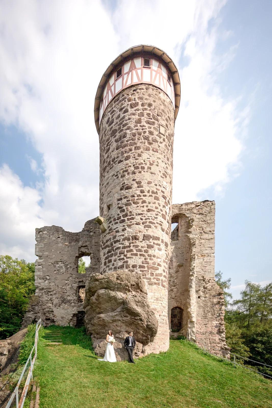 Das Brautpaar unterhalb des alten Turms – Hochzeit von Tanja und Dominick in Steinbach-Hallenberg