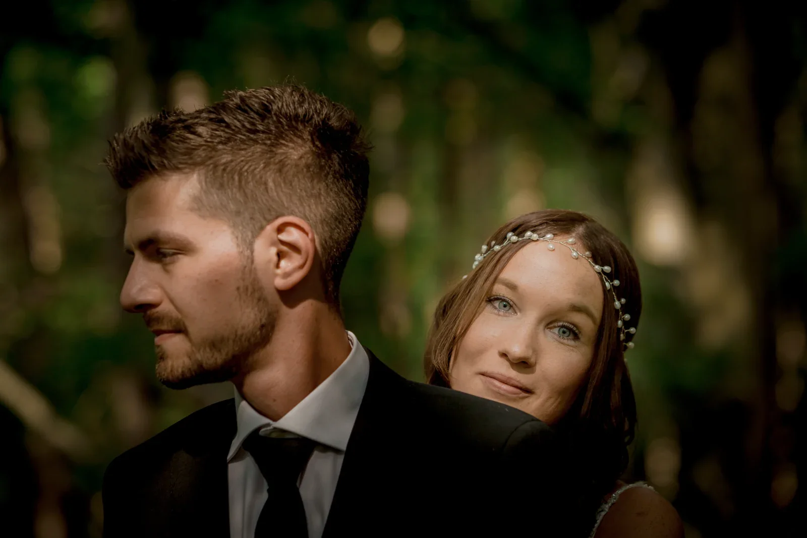 Ein ruhiges Portrait im Schatten der Bäume – Hochzeit von Tanja und Dominick in Steinbach-Hallenberg