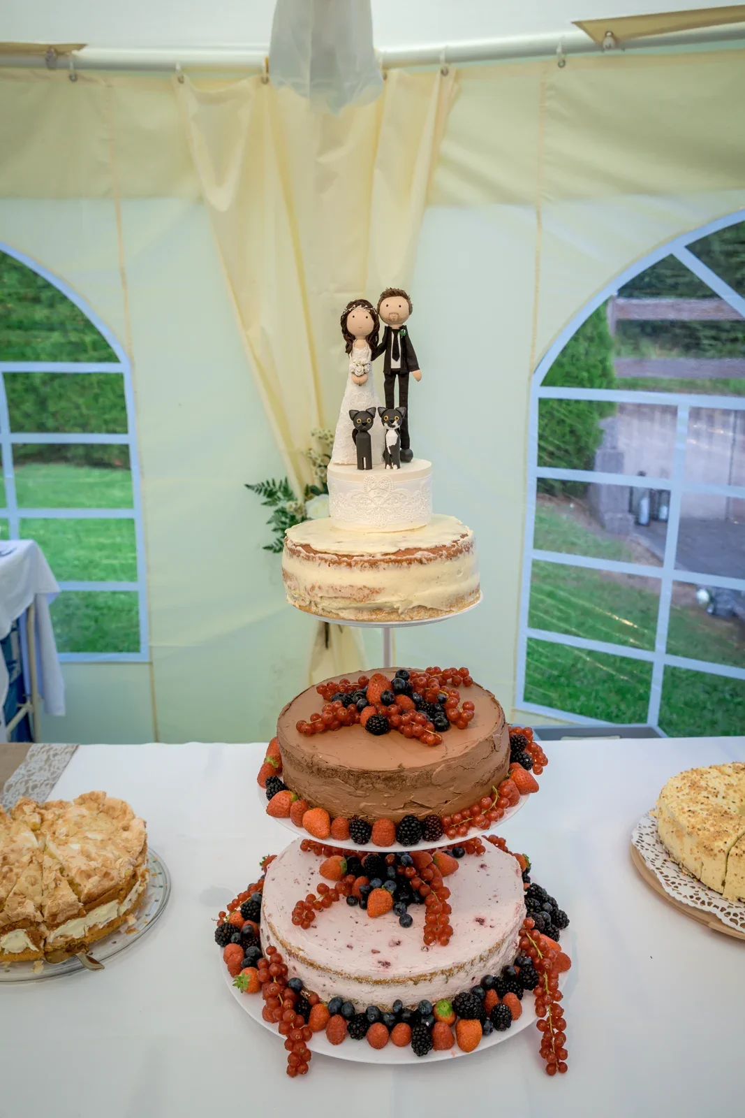 Die mehrstöckige Hochzeitstorte steht bereit – Hochzeit von Tanja und Dominick in Steinbach-Hallenberg
