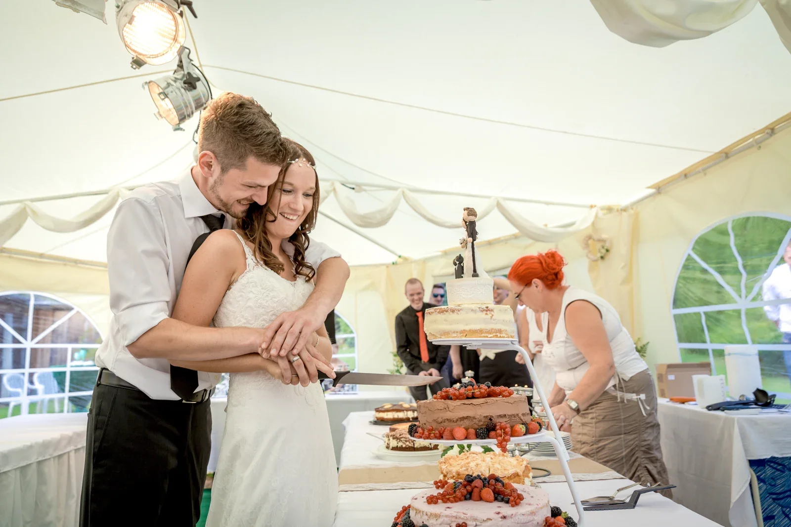 Gemeinsam die Hochzeitstorte anschneiden – Hochzeit von Tanja und Dominick in Steinbach-Hallenberg