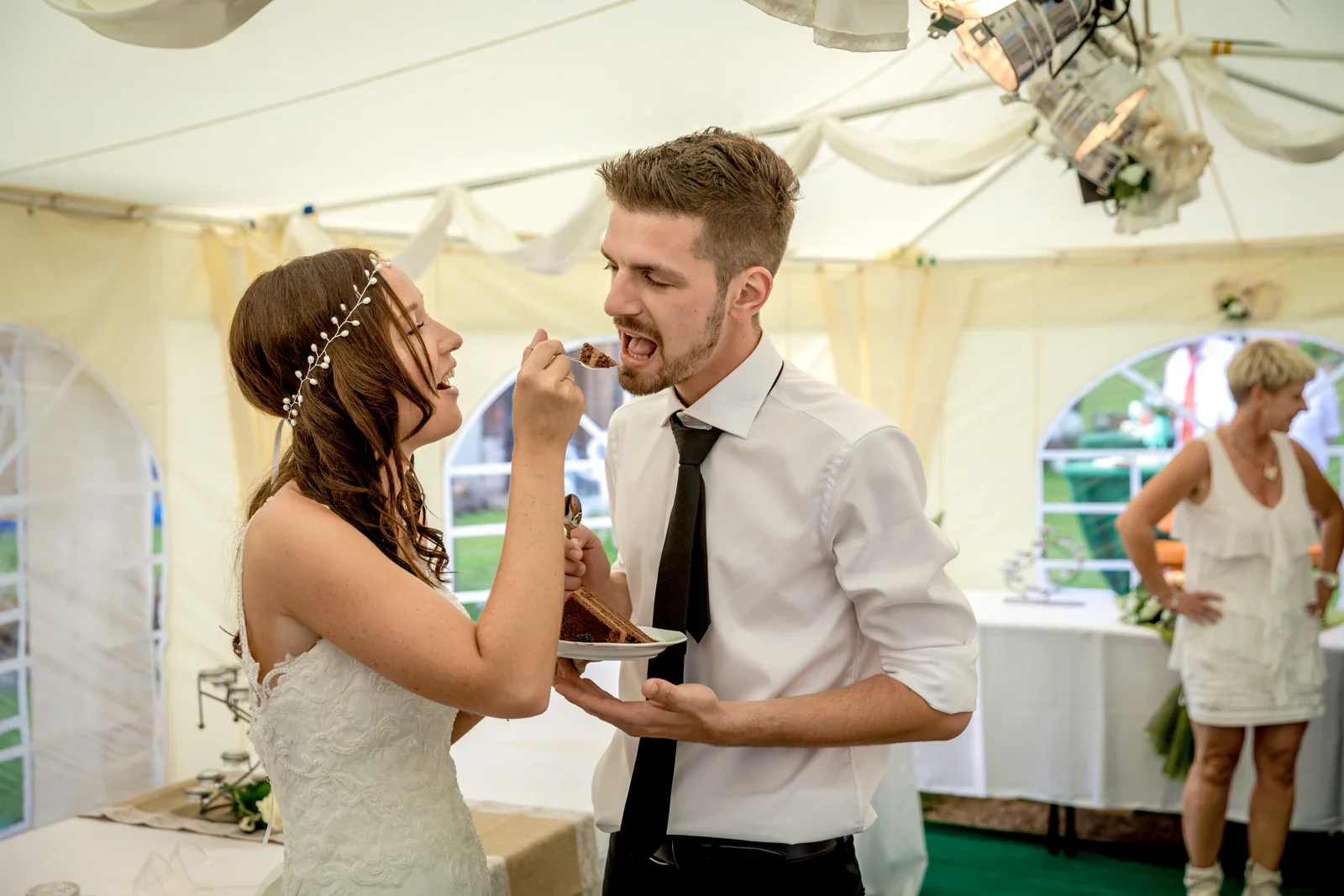 Tanja und Dominick probieren die Hochzeitstorte – Hochzeit von Tanja und Dominick in Steinbach-Hallenberg