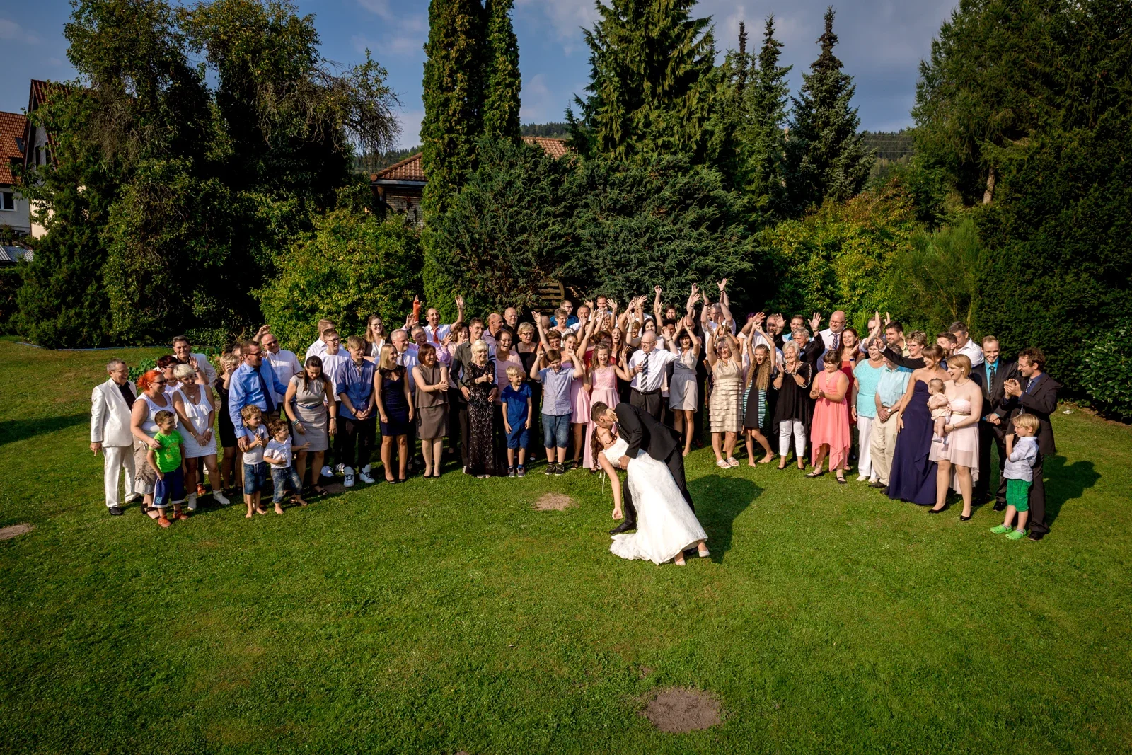 Die Hochzeitsgesellschaft im Garten – Hochzeit von Tanja und Dominick in Steinbach-Hallenberg